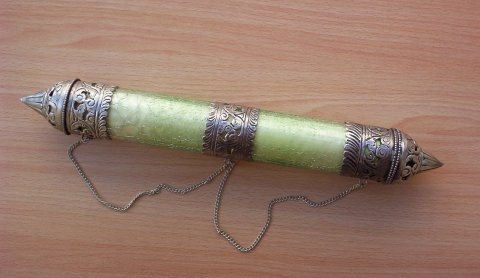 Le porte-document retrouvé dans les racines du chêne de Marie-Antoinette