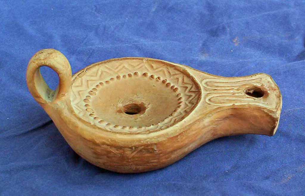 Lampe à huile. Photo Jean-Pierre Cosnier