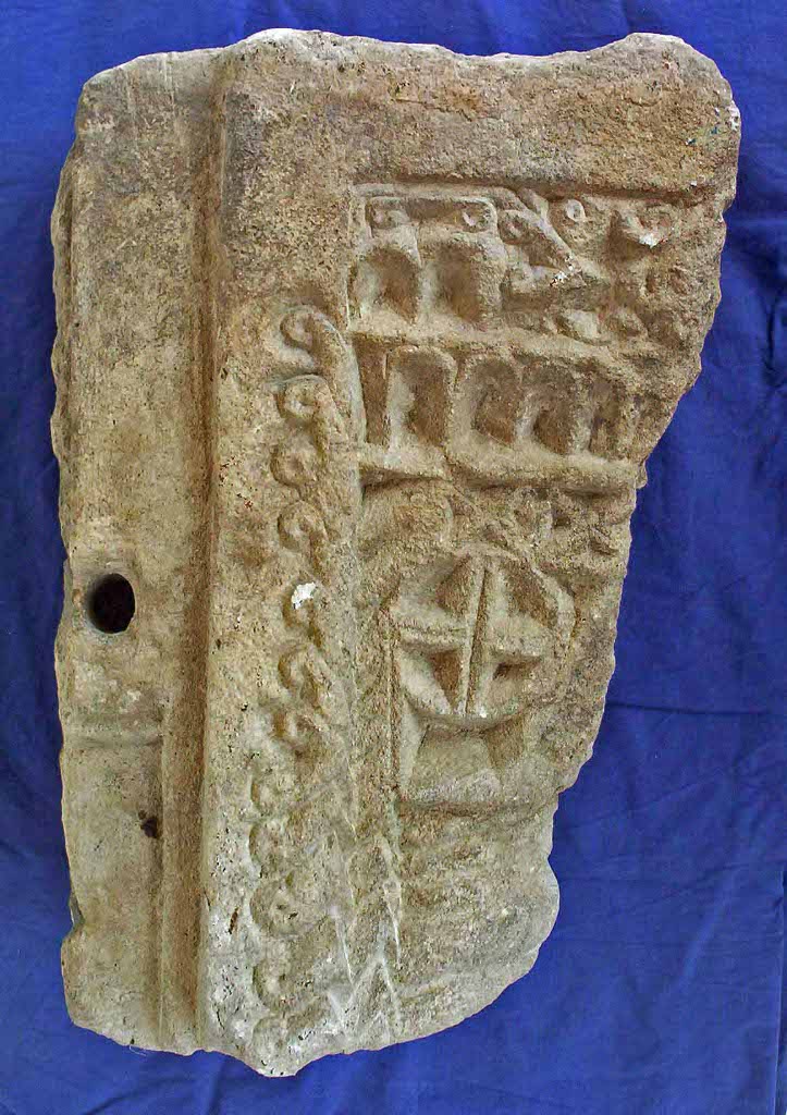 Chapiteau de fenêtre en calcaire. Côté gauche. Photo Jean-Pierre Cosnier