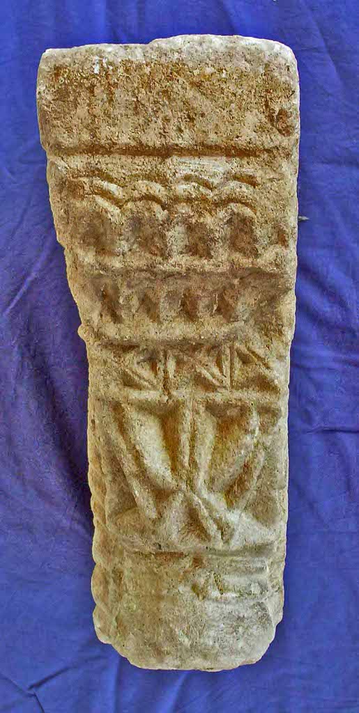 Chapiteau de fenêtre en calcaire. Face. Photo Jean-Pierre Cosnier