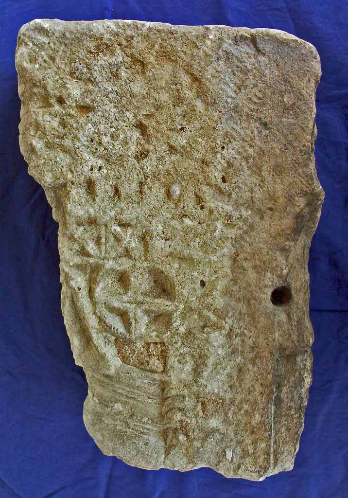 Chapiteau de fenêtre en calcaire. Côté droit. Photo Jean-Pierre Cosnier