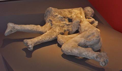 Moulage de femmes victimes de la catastrophe.