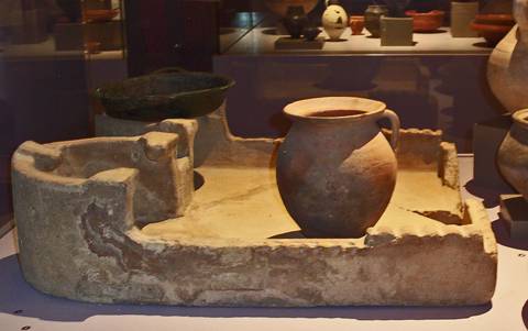 Réchaud avec vaisselle de cuisine.