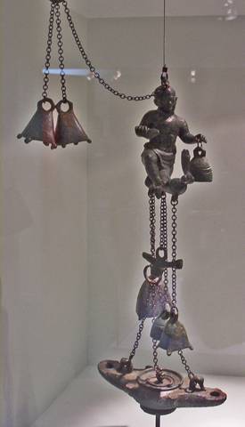 Lampe en bronze à deux becs trouvée dans la taverne d'Asellina.