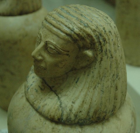 Vase canope en albâtre. Ihnasia. Basse Époque.