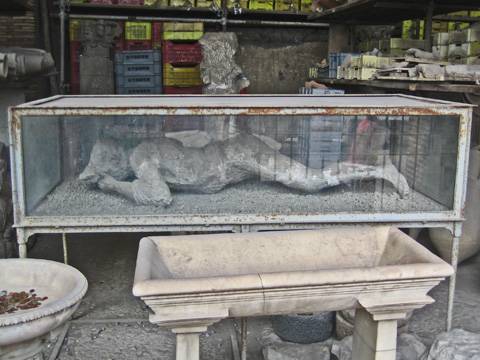 Moulage d'une victime de la catastrophe.