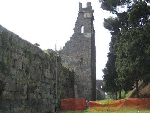 Rempart et tour de l'enceinte de Pompéi.