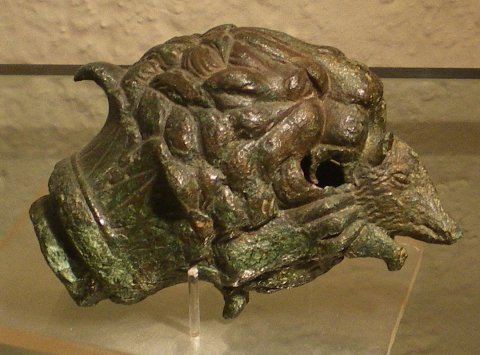 Poignée de clef en bronze. IIIe s. Hettange-Grande.