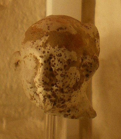 Tête d'une statuette en terre cuite représentant un prêtre d'Isis. IIIe s. Hettange-Grande.