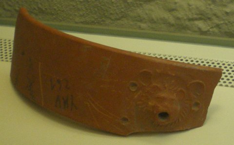 Versoir à tête de lion Drag 45. Haute-Yutz. Seconde moitié du IIe s.