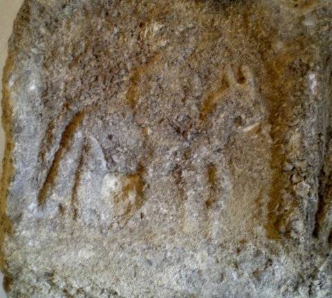 Stèle aux trois Epona (détail). Daspich, sablière St Hubert.