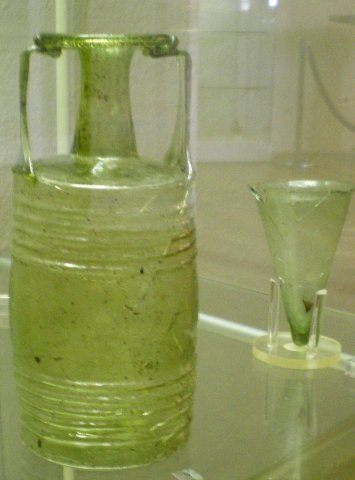 Bouteille et gobelet en verre.