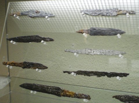 Couteaux en alliage ferreux. VIe-VIIIe s. Montenach.