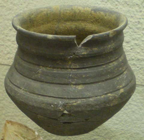 Vase en terre cuite mérovingien.