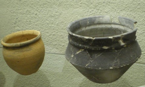 Vases en terre cuite mérovingiens.