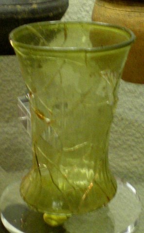 Gobelet en verre mérovingien.