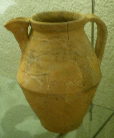 Cruche mérovingienne en terre cuite.