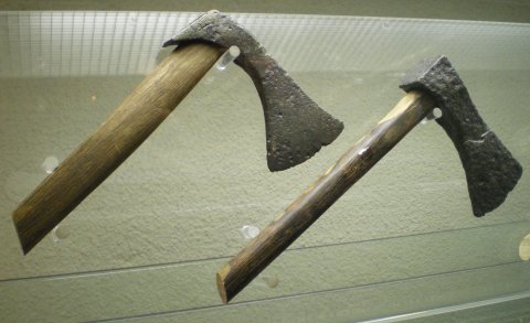 Haches de l'époque mérovingienne.