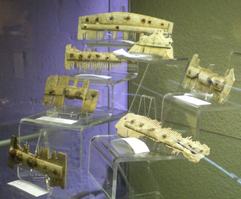 Peignes en os de l'époque mérovingienne.