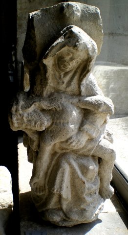 Piéta. Fragment de croix de carrefour. Frolois. XVe-XVIe s.