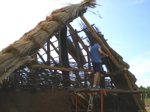 Les couvreurs au travail.