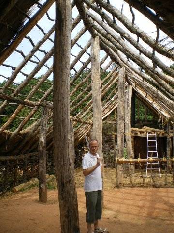 J.-C. Gerold à l'intérieur de la maison néolithique.