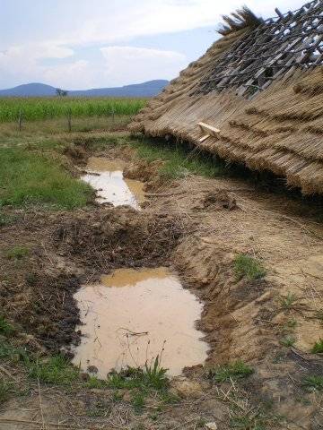 Les fosses d'extraction d'argile.