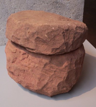 Coffre funéraire. Grès. Saint-Quirin, Croix-Guillaume, nécropole, sépulture 37.