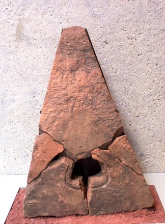 Stèle en bâtière. Grès. Ie-IIe s. Saint-Quirin, Croix-Guillaume, nécropole.