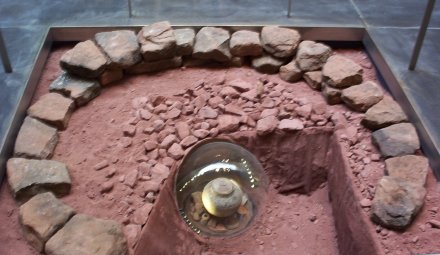 Reconstitution d'une sépulture gallo-romaine. 40-70 ap. J.-C. Saint-Quirin, Croix-Guillaume, nécropole, sépulture 28.