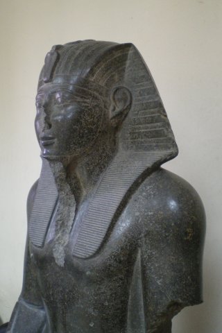 Statue en granit de Thoutmôsis III. Karnak. Nouvel Empire.
