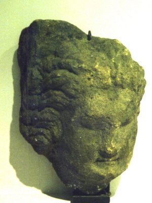 Stèle funéraire. Grès. Lafrimbolle, nécropole de La Neuf-Grange.