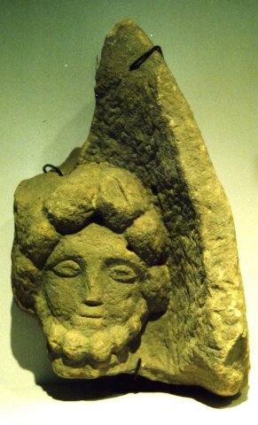 Stèle funéraire. Grès. Lafrimbolle, nécropole de La Neuf-Grange.