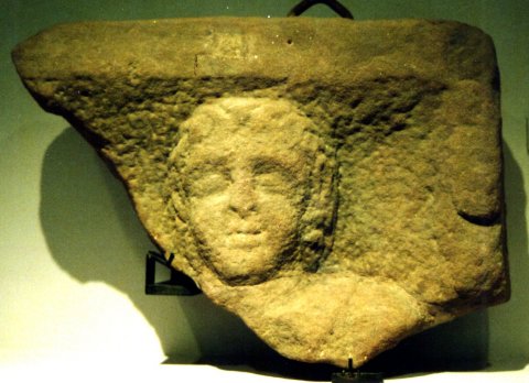 Stèle funéraire. Grès. Troisfontaines, nécropole des Froeschen.