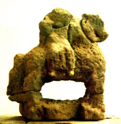 Epona. Grès. Saint-Quirin, Croix-Guillaume, nécropole, sépulture 49.