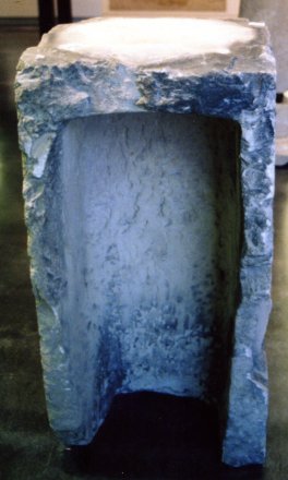 Stèle à quatre dieux. Grès. Quatrième face. Schalbach, Butzel.