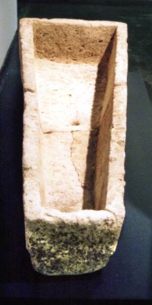 Sarcophage. Calcaire. VIIe s. Imling, ancien village de Sarrixing.