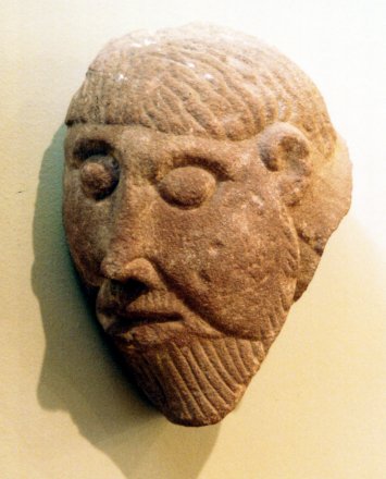 Tête romane. Grès. XIIIe s. Sarrebourg, quartier Malleroy, chapelle St Marc.