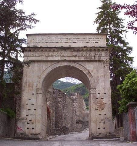 L'Arc d'Auguste (face sud).