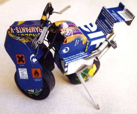 Moto en tôle de récupération.