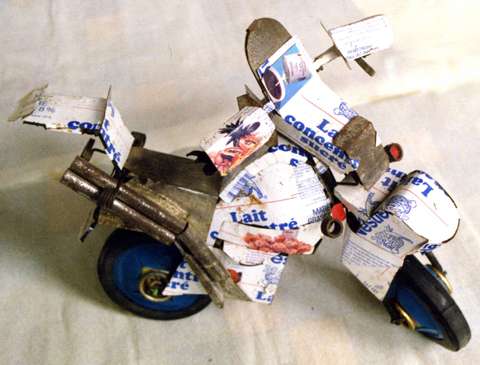 Moto en tôle de récupération.