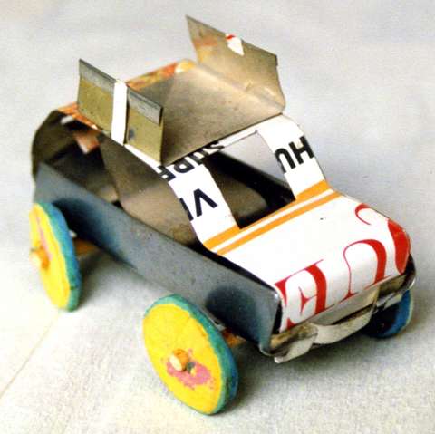 Voiture en tôle et en bois de récupération.