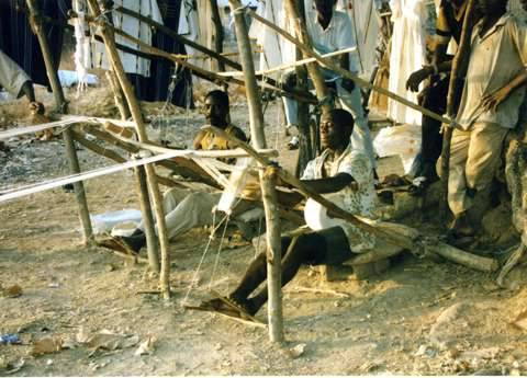 Tisserands ambulants en Côte d'Ivoire.