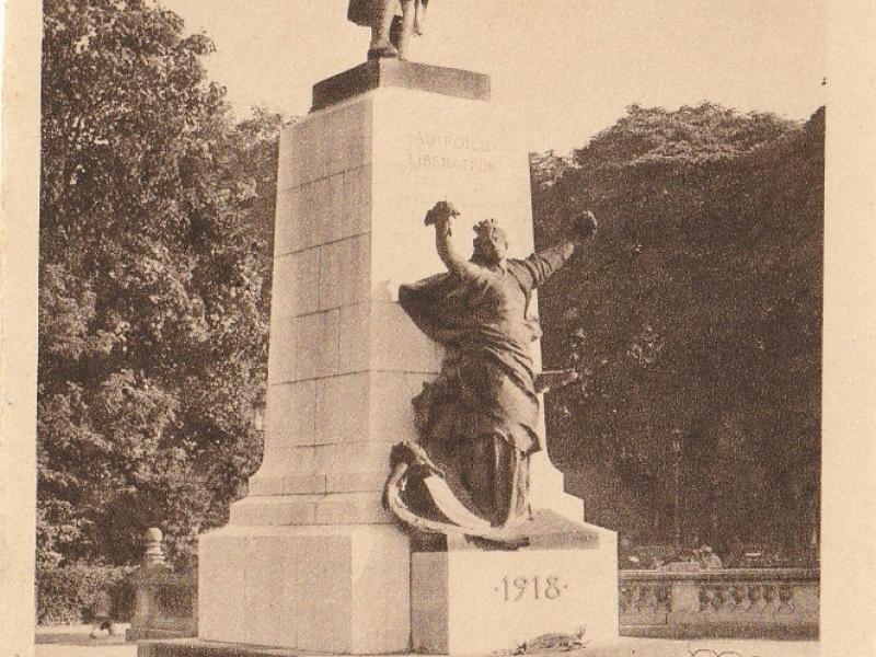 Metz. Le "Poilu" à l'Esplanade. Carte postale après 1922. Le monnument de Hannaux