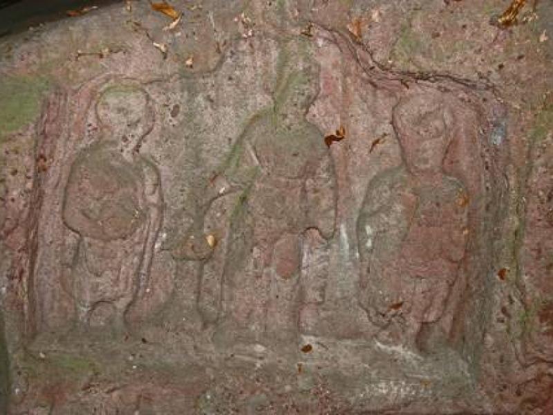 Le prêtre et ses deux acolytes.