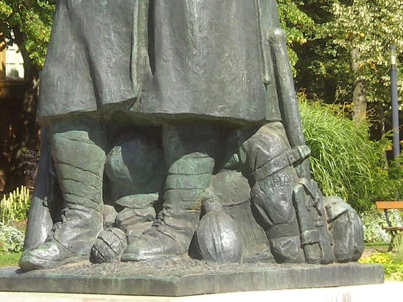 Le second Poilu de Bouchard. La signature du sculpteur. Photo Marc Heilig