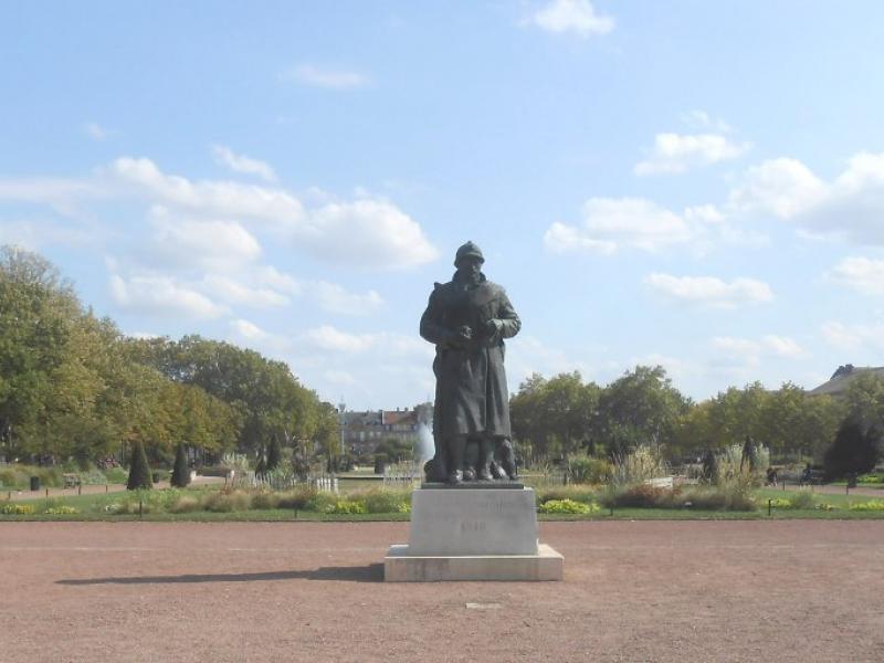 Le Poilu dans la perspective de l’Esplanade. Photo Marc Heilig