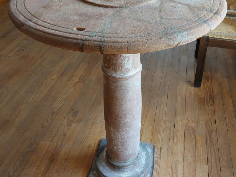 Table en pierre. Photo Marc Heilig