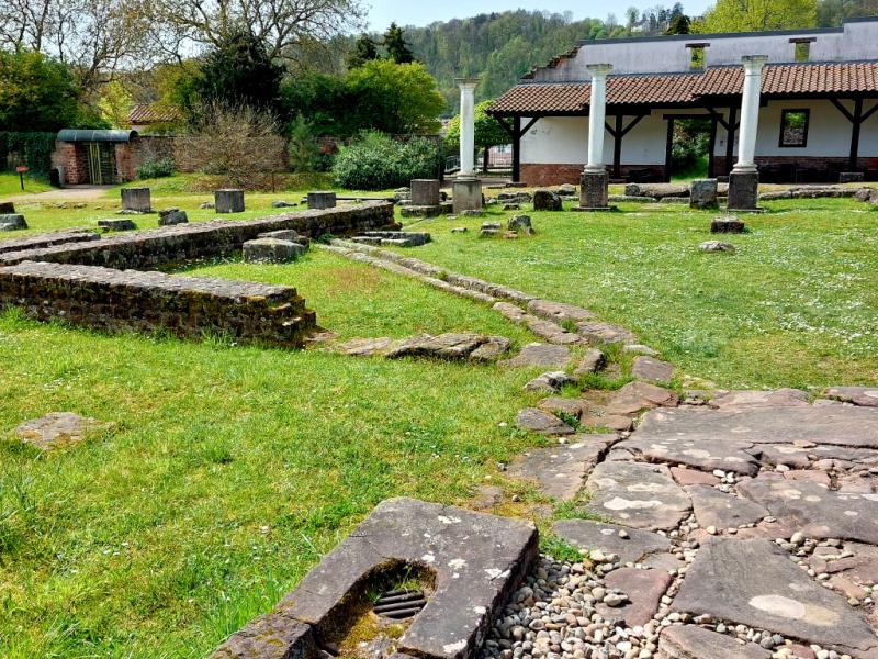 Canalisation en bordure du  portique ouest du cardo. Photo Marc Heilig