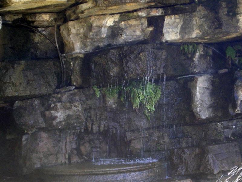 Grandes fontaines. Monstre marin dans une des grottes. Photo Marc Heilig